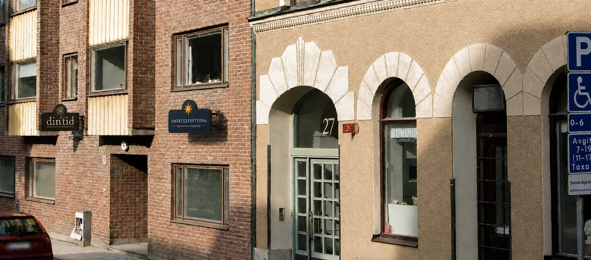Smärtexperterna entré Banérgatan 25